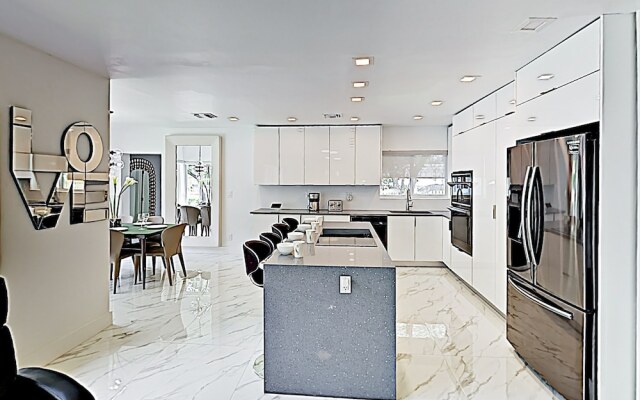 New Listing! Ultra-modern Luxury W/ Hot Tub 4 Bedroom Home