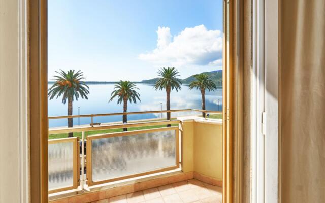 Bright apartment with a beautiful lagoon view.-Mura di Levante