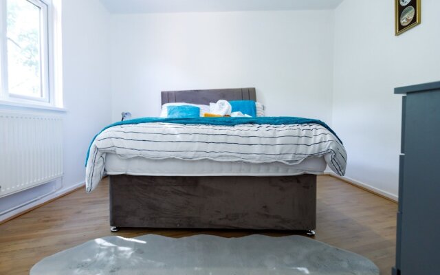 Inviting 3-bed House in London, Stay up to 6