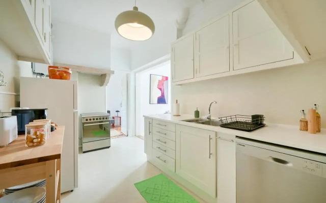 Light-Filled & Renovated Apartment, By TimeCooler