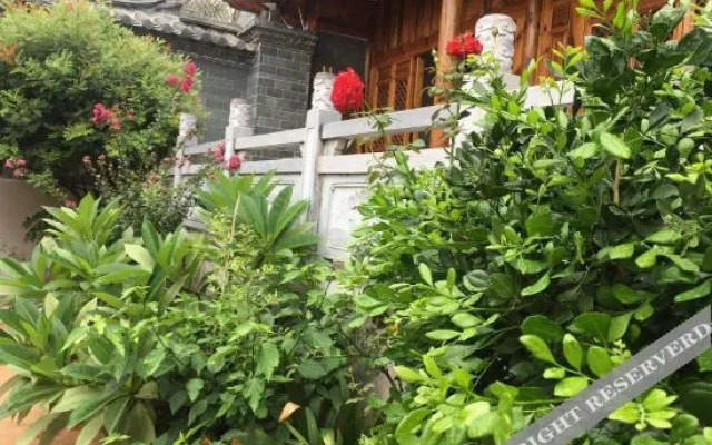 Jianshui Yanqitang Private Courtyard Inn (Jianshui Ancient City Small Train Store)