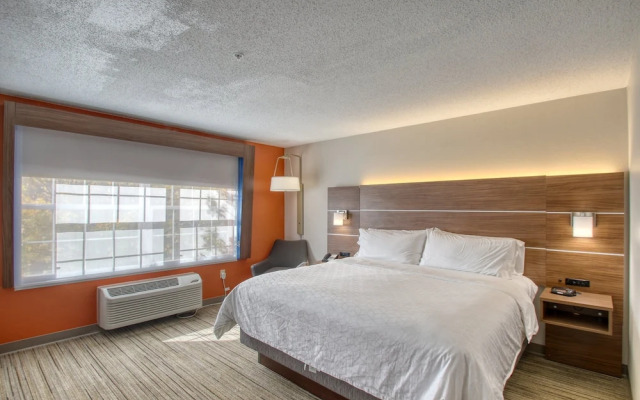 Holiday Inn Express Hotel & Suites Oshkosh Stateroute 41