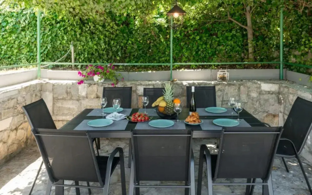 Seaside Getaway Holiday Home With Patio Slatine