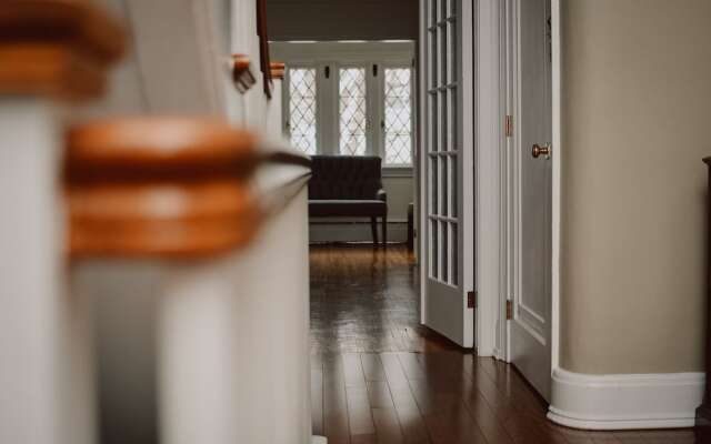 Hill Road Manor Bed & Breakfast