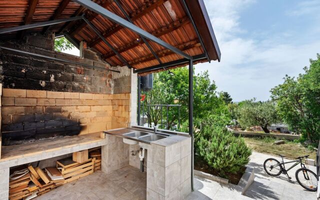 Lovely Apartment in Maslenica With Terrace