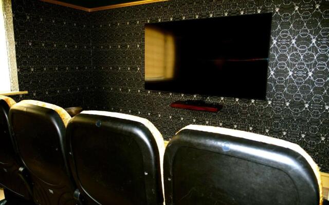 Deluxe 4/5 Bed Hot Tub Cinema Room 15