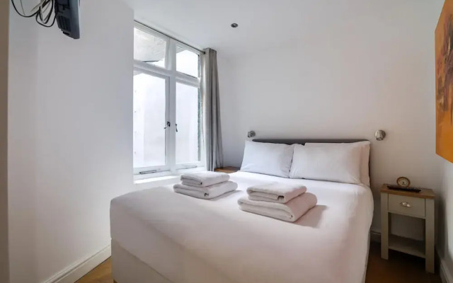 Lovely Charing Cross Apartment