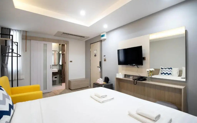 The Riski Hotel at Bangphlat Station