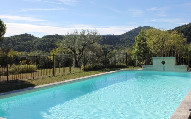 Beautiful Mansion with Views of Mont Ventoux And with Fenced Private Pool