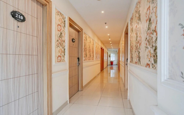 Elegant Stays With Rooftop Restro and Hill View