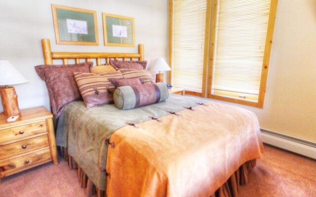 Comfortable Condo, Outstanding Location - TX414 by RedAwning