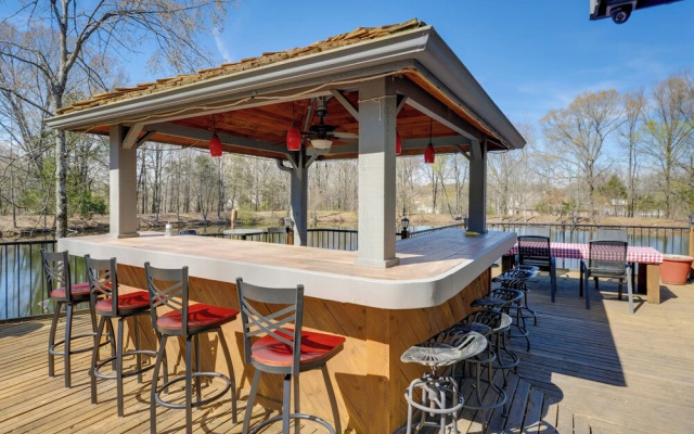 Stunning Southaven Estate: Pool & Spacious Deck!