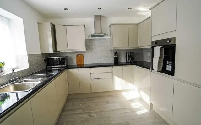 Modern 4-Bedroom Home with Free Parking