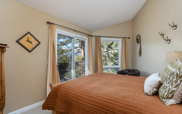 Cedar Upper Luxury Vacation  At Windcliff 3 Bedroom Home by RedAwning