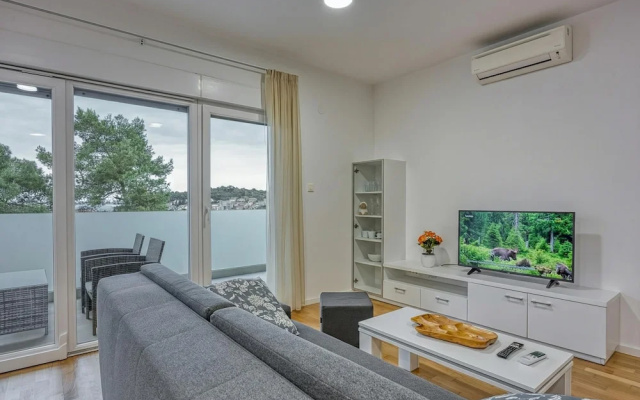 Cikat Bay Modern Apartment
