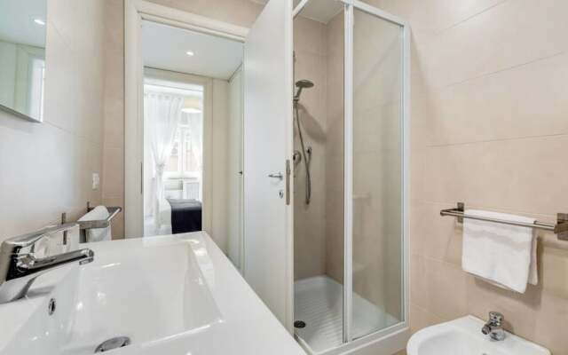 Lovely White Flat 15 Minutes From the City Center