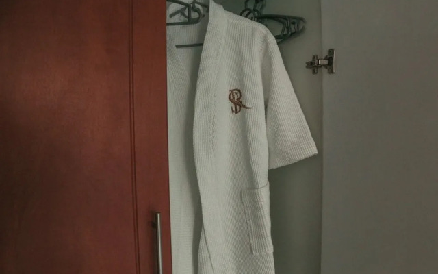 Cute & Elegant Stay at Marina Diamonds