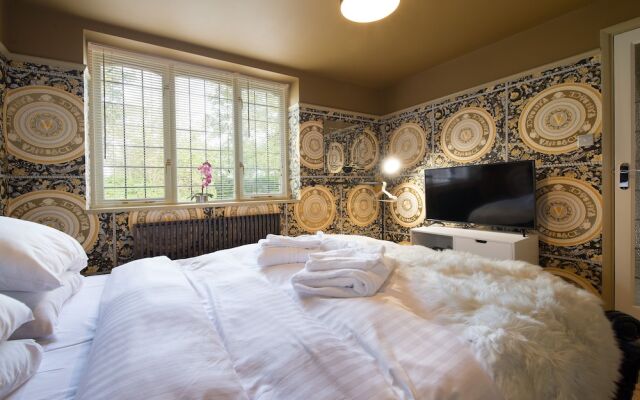 Deluxe 2/3 Bed Hottub Skytv