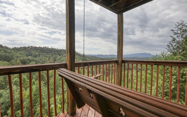 An Amazing View - 4 Bedrooms, 3.5 Baths, Sleeps 10 Cabin by RedAwning