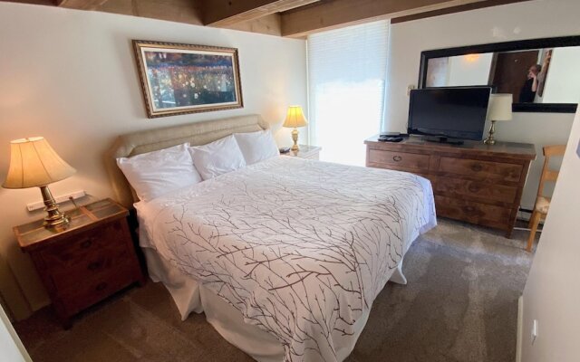 #109 Vail International