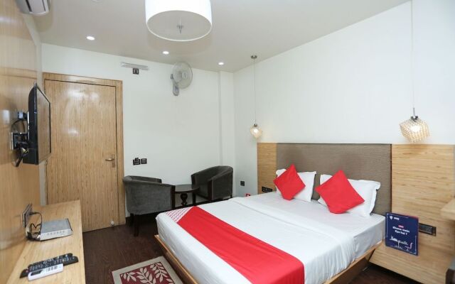 OYO 8183 Hotel Sandal Wood