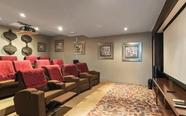 Luxurious 8-bedroom Dreamy Villa