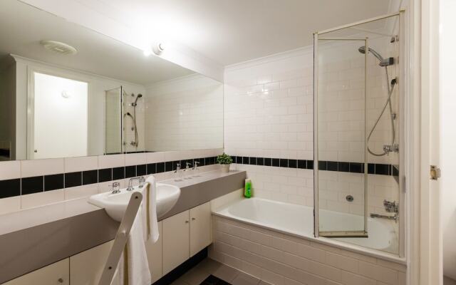 DAWN, 2BDR Carlton Apartment