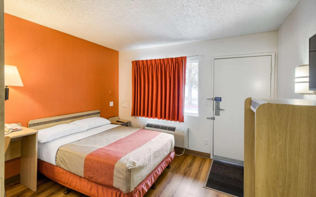 Motel 6 Everett, WA - South