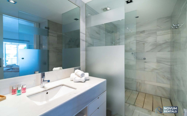 Modern 2 BDRM Apt with Sea Views and Pool