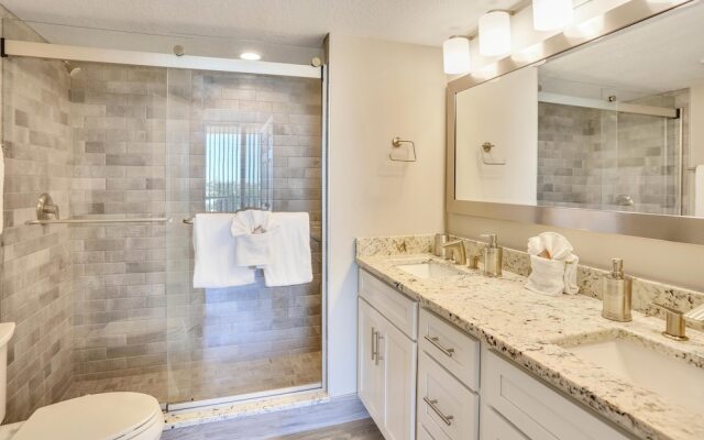Trillium 4C Beach Front With Private Balcony/updated/pool!