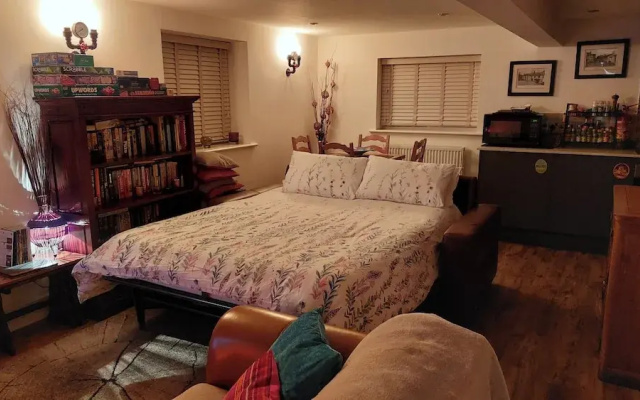 1 Bed Flat - Sleeps 4 - Garden - Parking - Wifi