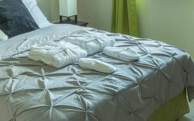 Le Luxe Penthouse 2BR w AC Wifi & 24 hr sec