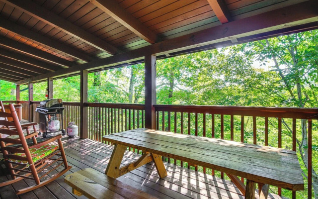Sevierville Cabin w/ Hot Tub & Deck!