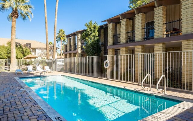 Luxury Living In Contemporary Old Town Scottsdale 2 Bedroom Townhouse