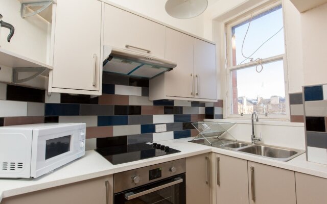 Spacious 1BR Flat With View in Edinburgh -sleeps 4