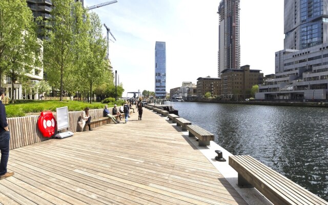 Luxury Waterfront Studio in Canary Wharf by Underthedoormat