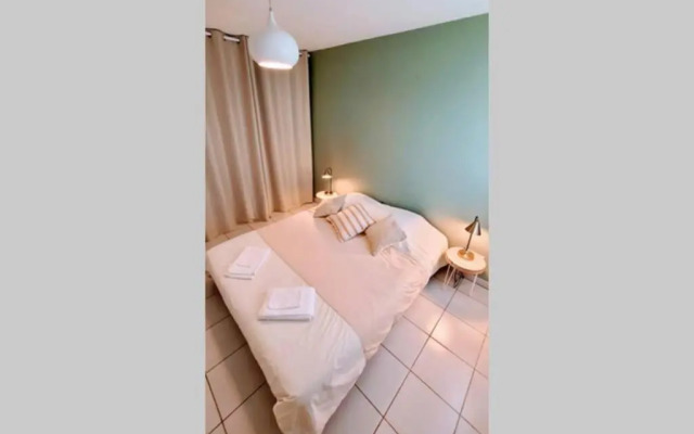 T2 jardinet avec piscine, parking et tennis