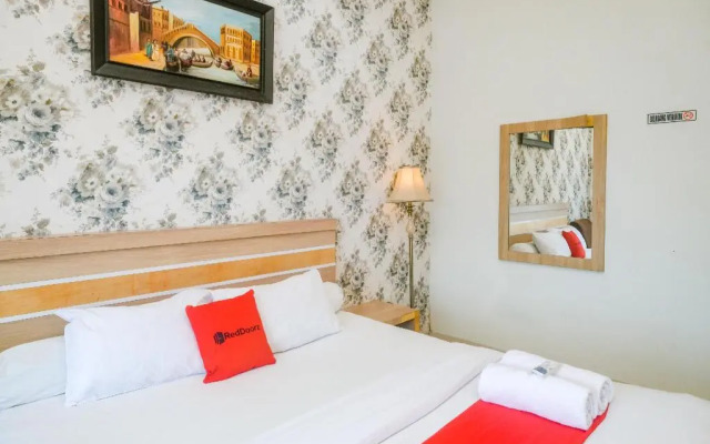 RedDoorz near Hermes Place Polonia Medan