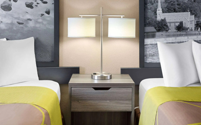 Super 8 by Wyndham Henrietta/Rochester Area