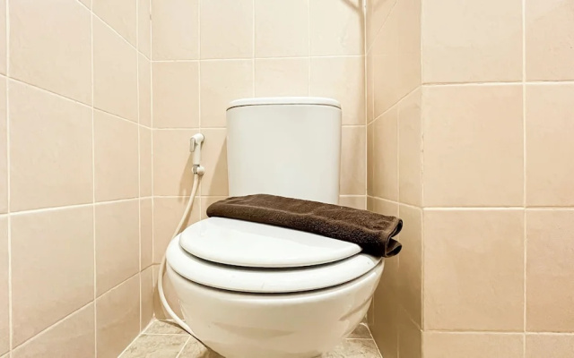 Minimalist Scandinavian Touch 2Br Apartment At Podomoro Golf View – Bathroom – Depok