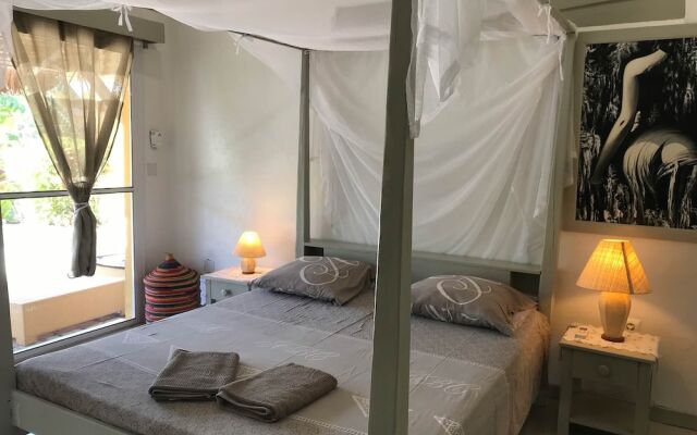 Wonderful Poolside Bungalow Perfect for 2 People