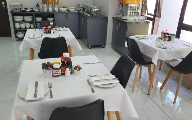 La Orchard Hotel
