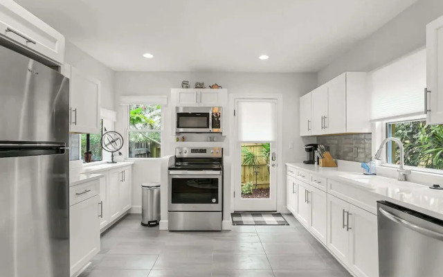 Pool House Oasis - Home for 6