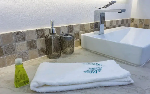 Luxury Studio Rooftop Pool and Jacuzzi