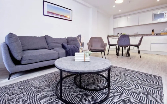 Salford - 2 Bed Apartment - Sleeps 4 - Wifi