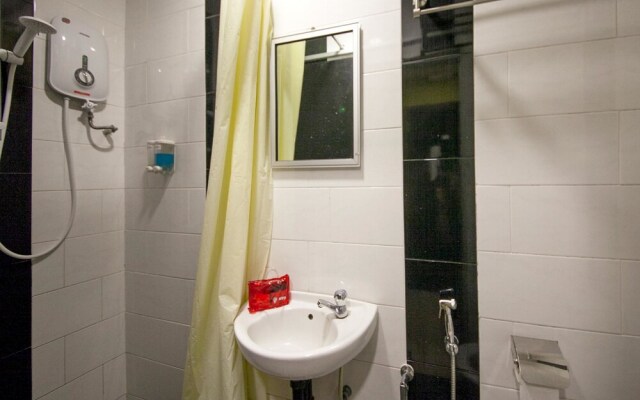 OYO 228 Basic Hotel