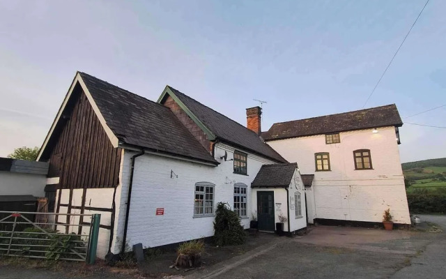 Green Dragon and Kitchen Pod - Sleeps 2 & Parking