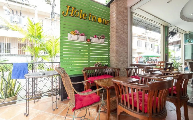 OYO 75350 Hole In One Bar Hotel