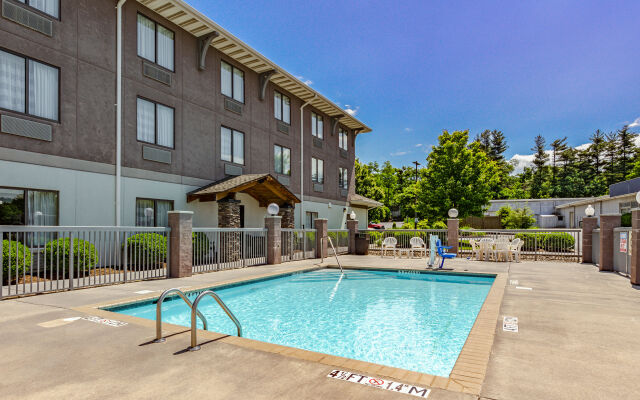 Quality Inn & Suites Airport