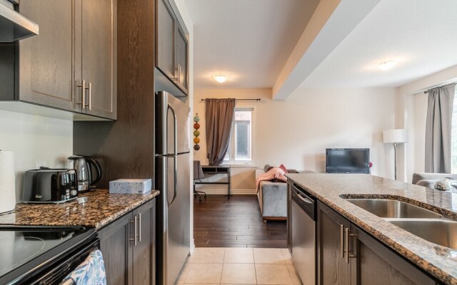 GLOBALSTAY. Modern Townhomes on Lake Ontario